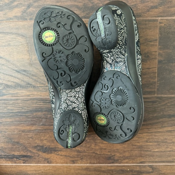 Jambu Miro 7.5 Black and White Floral Wedge Slip On Clogs Comfort Shoe - Picture 7 of 12